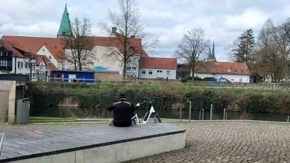 Auch gegen&uuml;ber vom Bega-Beach am Lindenwall soll der Fluss erlebbarer gemacht werden: ein Balkon oder auch eine Sitz-Plattform sind in der Diskussion. - &copy; Katrin Kantelberg