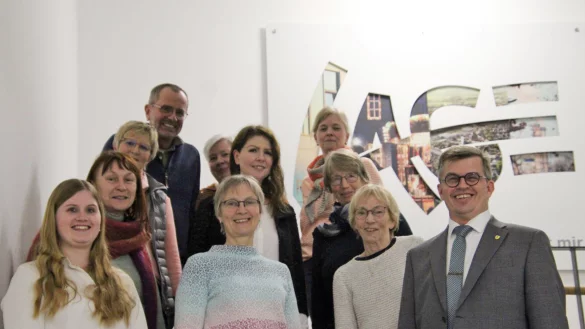 Sie f&uuml;hren den F&ouml;rderverein der Stadtb&uuml;cherei: Madeleine Biermann, Michaela Jahnke-Witter, Elisabeth Varnholt, Michael Biermann (vorne, von links); Margarete Wi&szlig;mann, Eva Allert, Elisabeth Knuth (Zweite Reihe, von links), Roswitha Heinz, Klaus Landrock, Brigitte Herrmann und Sabine Budde - &copy; Fabienne Biermann