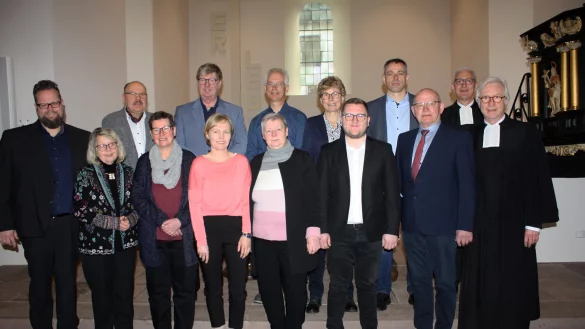 Die Pastoren Peter Thimm (hinten rechts) und Rudolf Westerheide (vorne rechte) f&uuml;hren den neuen Kirchenvorstand ein: (vordere Reihe von links) Hanna Haneke, Ursula Rose, Ariane Schmieder, Heike Burg, Pascal Litke und Heinz-Gerhard N&ouml;lting sowie (hintere Reihe von links) Ralf Brakemeier, Andreas Le&szlig;mann, Thomas Begemann, Gerald Drawe, Anja Piechnik und J&uuml;rgen Ewers. - &copy; Siegfried M&uuml;hlenweg