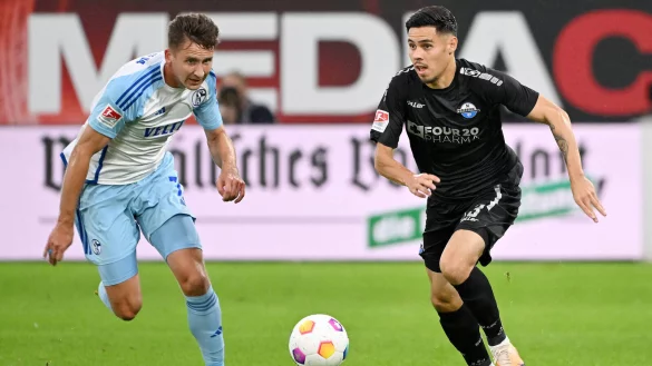 SCP-Akteur Raphael Obermair (r.) und der Schalker Paul Seguin werden am Samstag wohl beide von Beginn an spielen. - &copy; Imago Images