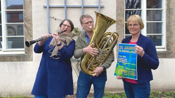 Geben den Takt vor: Martina Ott (Blaserklassenbeauftragte, von links), Andreas Haselier (Bl&auml;serklassenlehrer), Juliane Schmidt-Rhaesa (Initiatorin) - &copy; Josephine Leweling