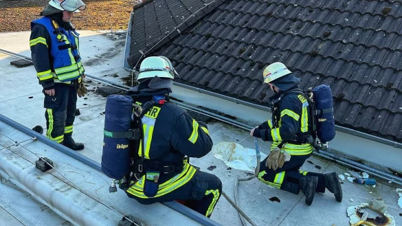 Die Feuerwehr auf dem Dach der Grundschule. - &copy; FFW Brakel