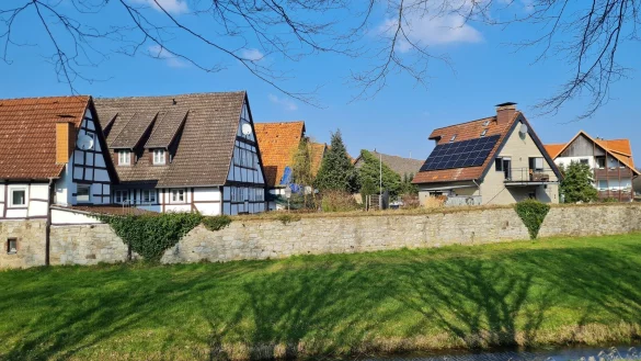 Den Spagat zwischen der Bewahrung der historischen Substanz und der Gestaltung modernen Lebens inklusive regenerativer Energien m&uuml;ssen die Mitglieder des Arbeitskreises historischer Stadtkerne st&auml;ndig schaffen. Jetzt war L&uuml;gde Gastgeberin der Fr&uuml;hjahrstagung. - &copy; Marianne Schwarzer