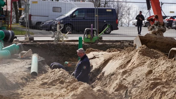 Mitarbeiter des Kampfmittelr&auml;umdienstes nehmen den Fund in Augenschein. - &copy; FreitagTV