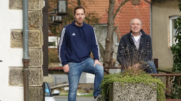 Jan Karl und sein Vater Friedrich Dammler halten in Bentorf die Fahnen hoch. - &copy; Axel B&uuml;rger