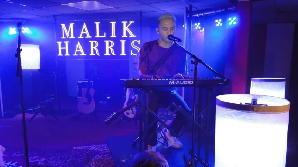 Harris Malik singt seine Songs und begleitet sich am Keyboard. (Foto: Hajo G&auml;rtner) - &copy; Hajo G&auml;rtner