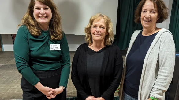 Zweites Netzwerktreffen Kinderschutz: Organisatorin Anke H&uuml;tte und die Expertinnen Doris Willenborg und Barbara Brune (von links). - &copy; Stadt Bad Salzuflen