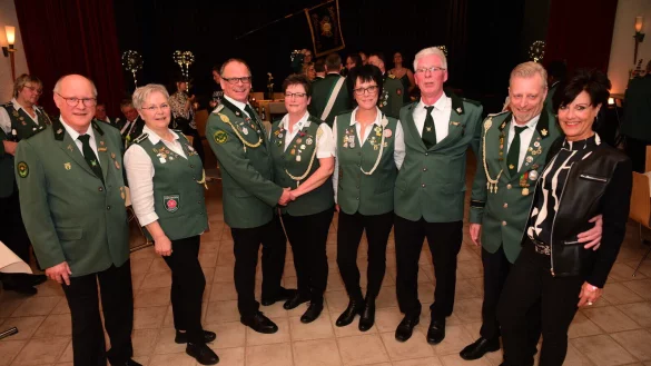 Das k&uuml;nftige K&ouml;nigspaar mit Hofstaat v.l.: J&uuml;rgen G&ouml;kemeier, Astrid G&ouml;kemeier, Prinzgemahl Stefan Nielen, K&ouml;nigin Birgit Sch&uuml;ttemeyer, Birgit Schr&ouml;der, Jens Henschel, Carsten Sulimme, Steffi Sulimme. Nicht auf dem Bild: Sandra Toeberg und Martin Sigges - &copy; Nicole Ellerbrake