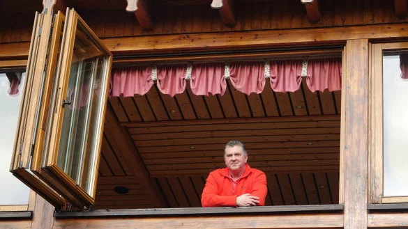 Thomas W&auml;chter hat in Haus Breiding bei ge&ouml;ffnetem Fenster auch einen Blick in die Weite des Extertals zu bieten. - &copy; Axel B&uuml;rger