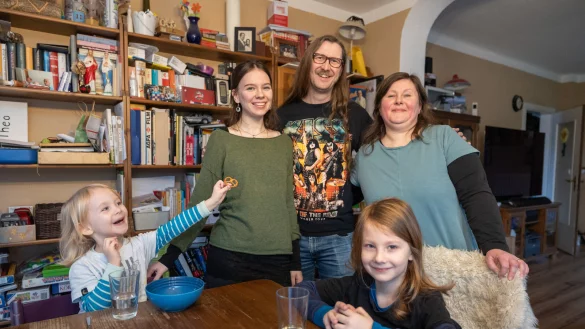 Theodor (4 Jahre, von links), Marie (18 Jahre), Vater Oliver, Mutter Theresia und Friedrich Helmentag (6 Jahre) achten gemeinsam auf einen nachhaltigen Alltag. - &copy; Oliver Krato