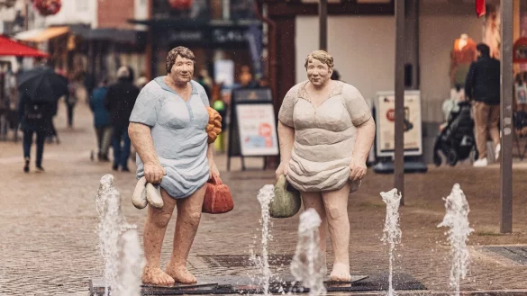 Zwei Damen erfrischen sich an kleinen Font&auml;nen. - &copy; Huxarium-Gartenpark H&ouml;xter