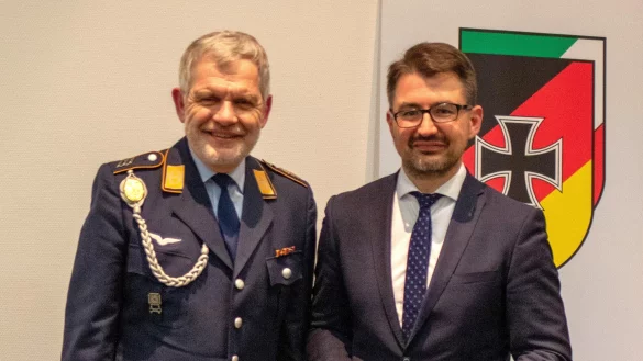 Kreisvorsitzender Dr. Reiner Austermann (links) dankt dem Bundestagsabgeordneten Christian Sauter. - &copy; Harald G&ouml;ke