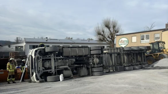 Der Sattelschlepper ist beim Abladen umgekippt. - &copy; Feuerwehr Detmold