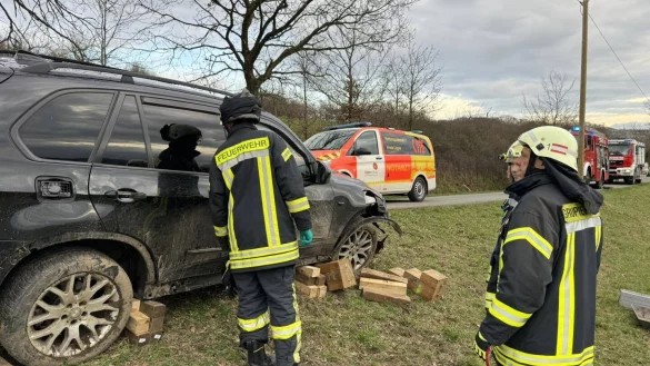 Die Feuerwehr musste den BMW stabilisieren, damit der Rettungsdienst die beiden M&auml;nner versorgen konnte. - &copy; L&ouml;schzug B&ouml;singfeld