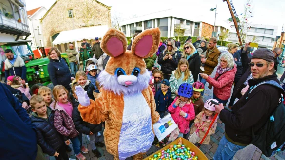 Nat&uuml;rlich darf beim Lemgoer Ostermarkt auch der Osterhase nicht fehlen - er hat den Kindern Einiges zu bieten. - &copy; Nicole Ellerbrake