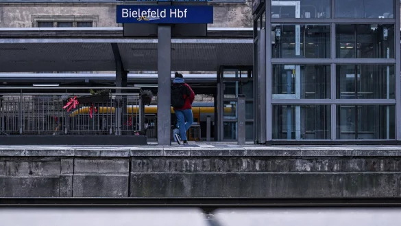 Am Bielefelder Hauptbahnhof kommen t&auml;glich Hunderte Pendler an. - &copy; picture alliance