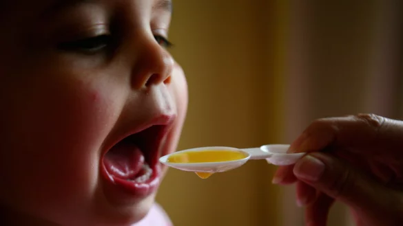 Kinderarzt Uwe B&uuml;sching r&auml;t Eltern davon ab ihren Kindern Hustensaft zu geben und r&auml;t zum Inhalieren oder Hausmitteln wie Zwiebelhonig. - &copy; picture alliance