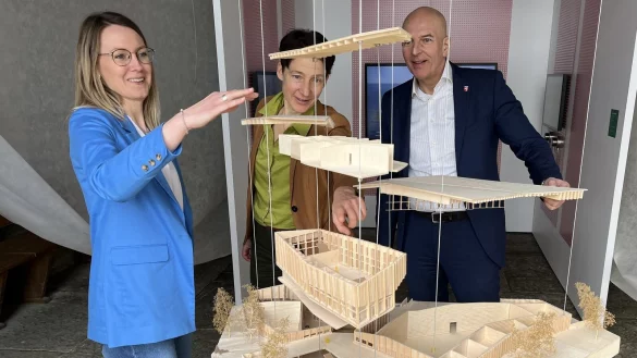 Projektleiterin Anna Stein, Museumsdirektorin Dr. Marie Luisa Allemeyer und Dr. Georg Lunemann, Direktor des Landschaftsverbands Westfalen-Lippe, (von links) stehen an einem Explosionsmodell des neuen Eingangs- und Ausstellungsgebäudes. Dieses ist neu im Museum zu sehen. - © Jana Beckmann