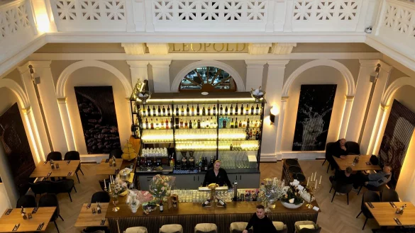 Blick von der Empore im Haupt-Gastraum auf die neu gestaltete Bar im "Leopold-Restaurant". Vorne steht Gastronom Flamur Topalli. - &copy; Thomas Reineke