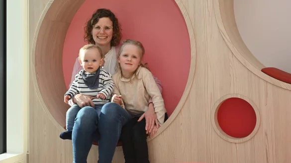 Dankbar f&uuml;r die gute Versorgung: Felizitas Dirkmann mit dem knapp einj&auml;hrigen Leopold und der sechsj&auml;hrigen Clara im neuen Kinderzentrum des Evangelischen Klinikums Bethel in Bielefeld. - &copy; Mario Haase