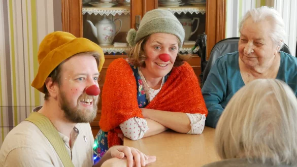 Die Dr. Clowns machen den Senioren eine gro&szlig;e Freude. - &copy; Diakonis