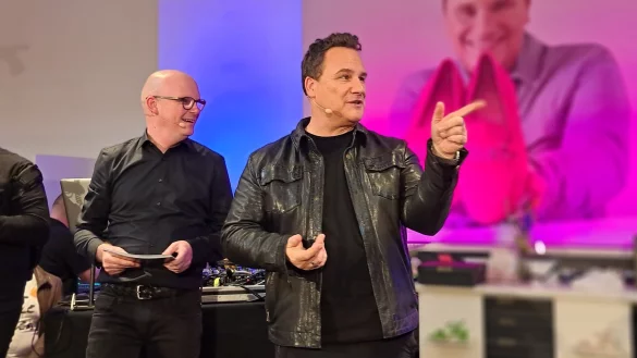 Guido Maria Kretschmer (rechts) sch&auml;kert mit dem Publikum in Detmold. Neben ihm Christian B&ouml;hm, Gesch&auml;ftsf&uuml;hrer Vertrieb & Marketing Marco Tozzi. - &copy; Carolin Brokmann-F&ouml;rster