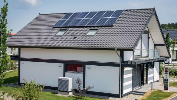 Ein Haus mit einer Solaranlage auf dem Dach und einer W&auml;rmepumpe, ist das die Zukunft f&uuml;r Hausbesitzer? - &copy; DANIEL MAURER