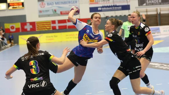 Blombergs Ida Hoberg hatte gegen die Oldenburger Abwehr einen schweren Stand. - &copy; Paul Cohen