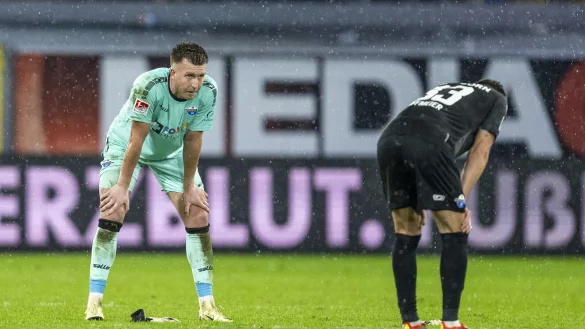 SCP-Torh&uuml;ter Pelle Boevink und sein Teamkollege Marcel Hoffmeier sind nach dem 1:2 gegen Braunschweig tief entt&auml;uscht. - &copy; picture alliance/dpa