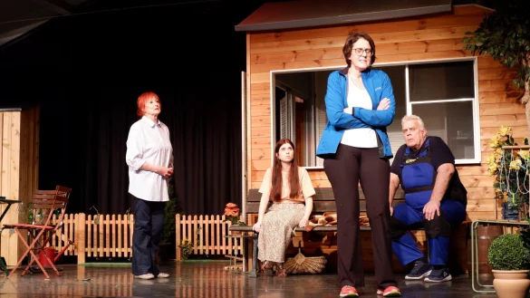 Die Geschichte von Fran (Liane Kreye), Rosie (Jaqueline Pape), Pip (Myriam Heidemann) und Bob (Manfred Templin) erz&auml;hlt vom ebenso sensiblen wie vielschichtigen und komplizierten Konstrukt Familie. - &copy; Lorraine Brinkmann