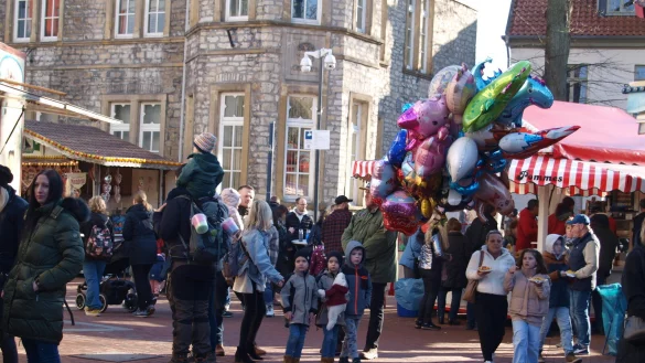 Vor dem historischen Rathaus und auf dem City-Center-Parkplatz ist immer was los, wenn in Lage Kirmes angesagt ist. - &copy; Hajo G&auml;rtner