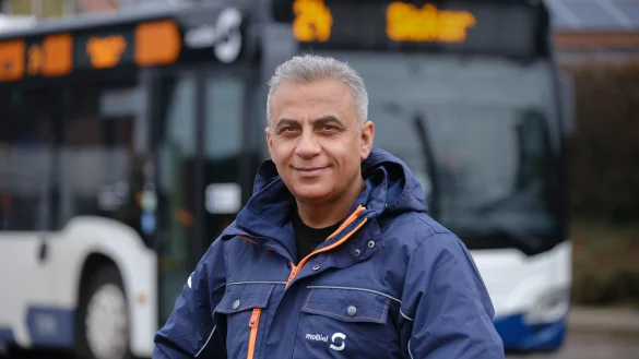 Busfahrer: Das sei als kleiner Junge sein Traumberuf gewesen, sagt Javid Sarvari (47). - &copy; Andreas Zobe