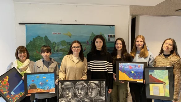 Freuen sich auf die Ausstellung: Sandra Kahla (Kunsterzieherin, von links), Evangelia Stamatiou, Celina-Marie Wiens, Felicia Schwab, Selina Fischer, Lia Eversmeier, Liv Rasberger - &copy; Josephine Leweling