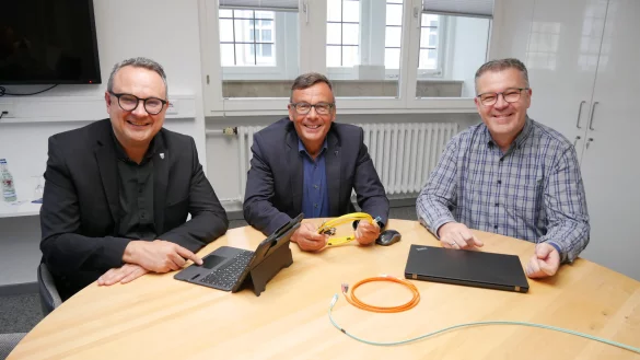 B&uuml;rgermeister Markus Baier, Gesch&auml;ftsbereichsleiter Thomas Portong und IT-Leiter Frank W&ouml;stenfeld (von links) freuen sich &uuml;ber den Abschluss des Breitbandausbaus an den Schulen. - &copy; Alte Hansestadt Lemgo