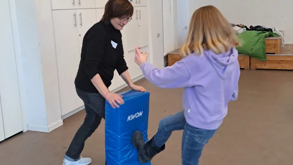 Beim Selbstverteidigungs- und Selbstbehauptungskurs waren die jungen Teilnehmerinnen mit vollem K&ouml;rpereinsatz dabei. - &copy; Alte Hansestadt Lemgo
