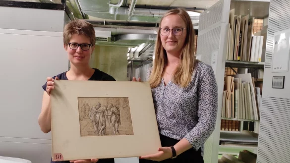 Projektleiterin Dr. Christiane R&uuml;hling (links, Landesbibliothek) und Kunsthistorikerin Isabelle Christiani mit einer der Zeichnungen, die untersucht werden. - &copy; Lippische Landesbibliothek