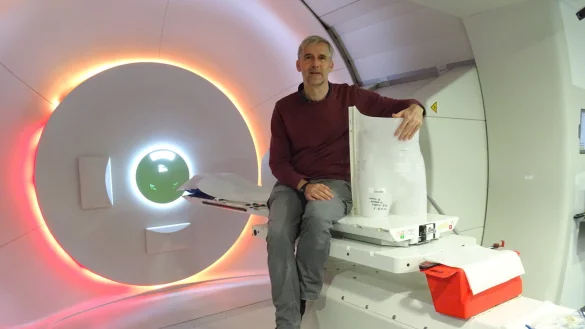 Andreas Boueke in einem der Behandlungsr&auml;ume des Protonenzentrums. - &copy; Andreas Boueke