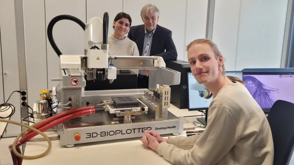 Kommt die Haut bald aus dem Drucker? Johannes Lang (von rechts) von der Arbeitsgruppe „Applied Health Science“ forscht an dem Projekt. Unterstützt wird er von Prof. Gerd Kutz und Roza Özen, Studentin der Medizin- und Gesundheitstechnologie (Bachelor). - © Katrin Kantelberg