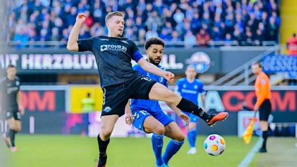 SCP-Vizekapit&auml;n Robert Leipertz (l.), hier im Duell gegen Leon Bell Bell, verbuchte am Sonntag gegen Magdeburg seinen zweiten Startelf-Einsatz in Folge. - &copy; Besim Mazhiqi