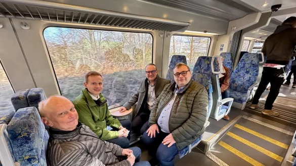 Gemeinsame Bahnfahrt mit Ulrich Borchardt (von links), Janik Wiemann, B&uuml;rgermeister Markus Baier und Marcel Tewes (Leiter Bestellermarkt der Eurobahn). - &copy; CDU Lemgo