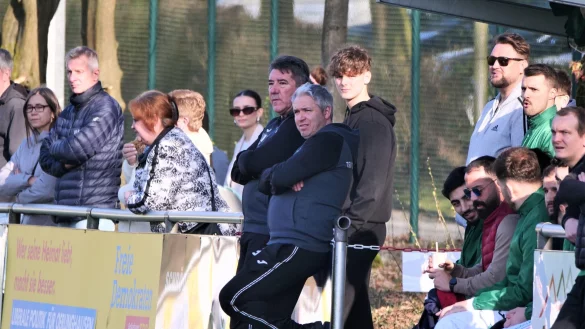 Oerlinghausens Trainer Miron Tadic (links) und sein Co-Trainer Manuel Ro&szlig;blatt lehnen am Spielfeldrand an der Werbebande. - &copy; J&ouml;rg Hagemann