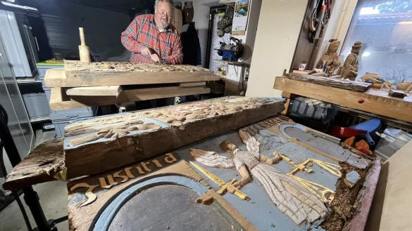 Vorne sind die Original-Schmuckbalken zu sehen, hinten bearbeitet Wolfgang Koch die zuk&uuml;nftige Kopie, die am Schwalenberger Rathaus wieder eingebaut wird. - &copy; Till Brand