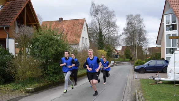 Sechs geh&ouml;ren zu einer Gruppe - und die k&auml;mpft um Pokale. Am Wochenende sind die lippischen Jugendfeuerwehren in Heiden, der Volkslauf um die Kassebrede hat Tradition. - &copy; Foto: Patrick B&ouml;rger