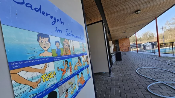 Diese Baderegeln h&auml;ngen bisher im Freibad H&ouml;rste. Sie werden f&uuml;r den Freibad-Knigge mit weiteren Piktogrammen erg&auml;nzt und Texte in mehrere Sprachen &uuml;bersetzt. - &copy; Astrid Sewing