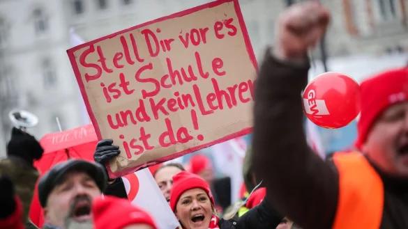 Besch&auml;ftigte des Bildungswesens w&auml;hrend einer Demonstration Ende des Jahres 2023 in Hamburg. - &copy; Christian Charisius