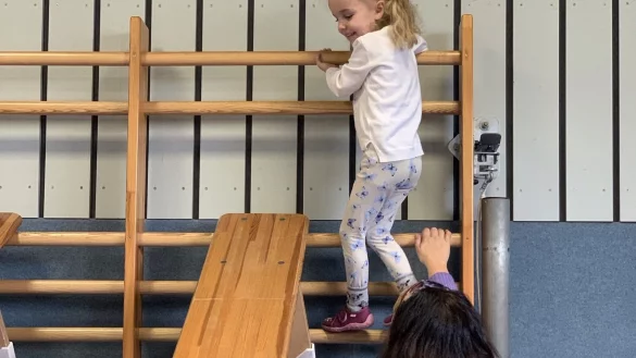 Die Kita-Kinder erobern die Turnhalle der Grundschule. - &copy; Christlicher Schulverein Lippe