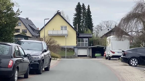 Bewohner des Eschenweges beklagen, dass hier zu schnell gefahren wird und dass es dadurch zu laut ist. - &copy; Cordula Gr&ouml;ne