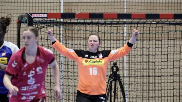 Melanie Veith jubelt &uuml;ber den Ausw&auml;rtssieg in Bad Wildungen. - &copy; Artur Schoeneburg