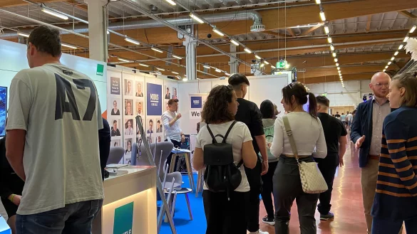 Auf der Berufsmesse k&ouml;nnen Arbeitgeber und Arbeitnehmer Kontakte kn&uuml;pfen. - &copy; "my job OWL"