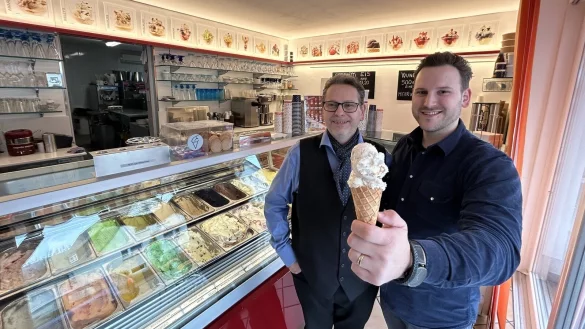 Daniele (links) und Fabio Carlet stehen mit einer Kugel "Joghurt des Orients" im "Carlet's Eis im Eiscafé Daniele" in Hiddesen. - © Alexandra Schaller